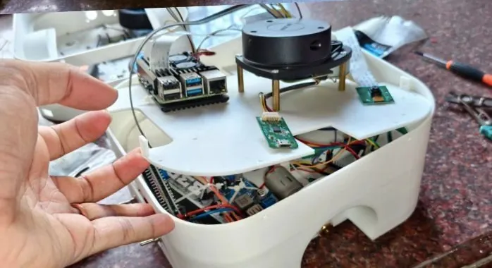 Inside MechaBot: Raspberry Pi, LiDAR and wiring